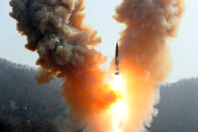 TERBANG : Rudal balistik diluncurkan di lepas pantai timur Semenanjung Korea, kata Kepala Staf Gabungan Korea Selatan. (KCNA via REUTERS)