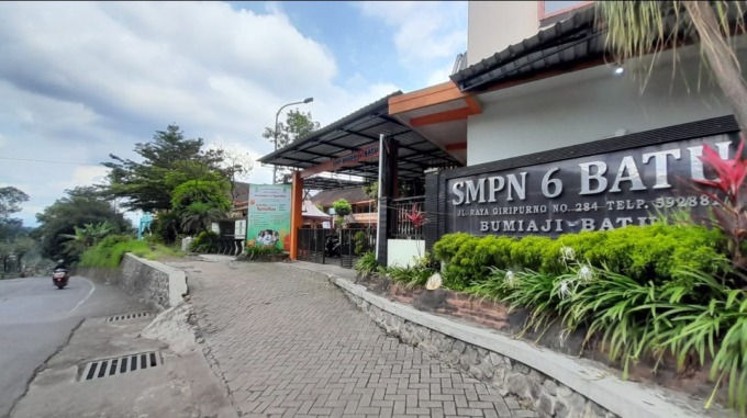 DIMINATI: SMPN 6 Kota Batu yang berada di Desa Giripurno, Bumiaji  banyak diminati pendaftar dari jalur afirmasi.
