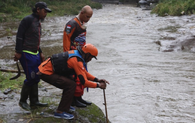 SEBELUM DITEMUKAN: Relawan melakukan pencarian di titik hanyutnya korban di Kali Metro kemarin (29/4).(Darmono/Radar Malang)