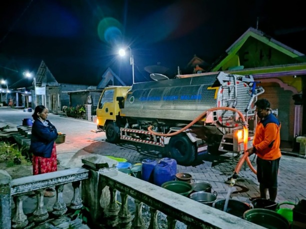 Tim Reaksi Cepat Cakrawala (TRCC) UM mendistribusikan air bersih ke lokasi banjir bandang Ngantang, Kabupaten Malang