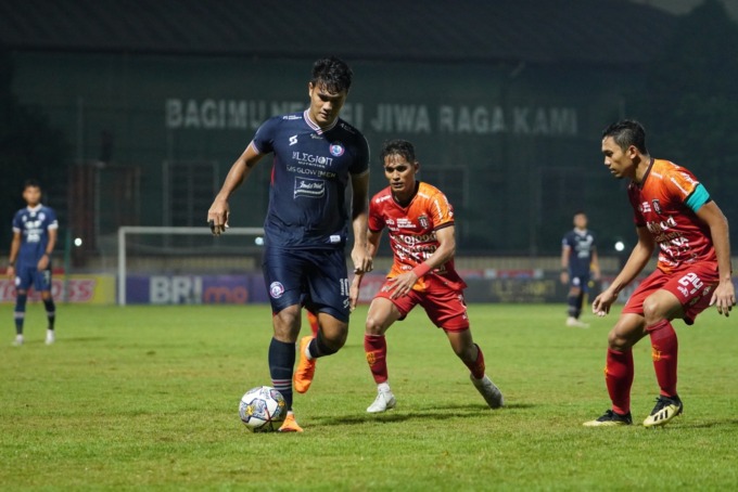 JAGA FOKUS: Muhammad Rafli (kiri) dibayang-bayangi dua pemain Bali United, 27 Maret lalu. Arema FC masih punya tiga agenda laga di bulan April. (Media Officer Arema FC For Radar Malang)