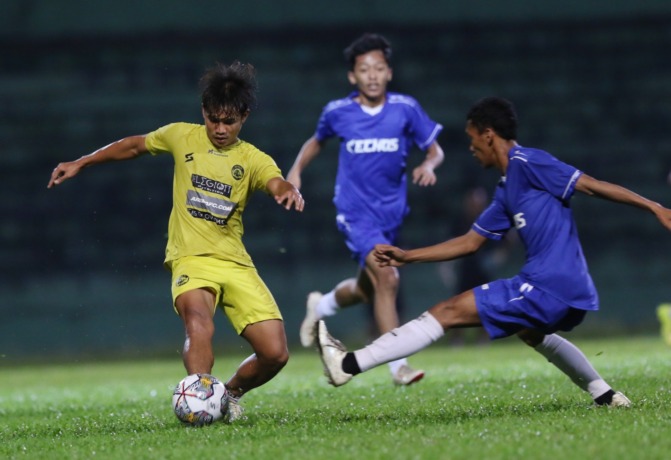 HARUS LEBIH TAJAM: Tito Hamzah (kiri) mendapat kesempatan turun di sesi latihan bersama dengan Tim Porprov Kota Batu, Selasa malam (4/4). Dia bisa menjadi salah satu opsi di lini depan. (Darmono / Radar Malang)