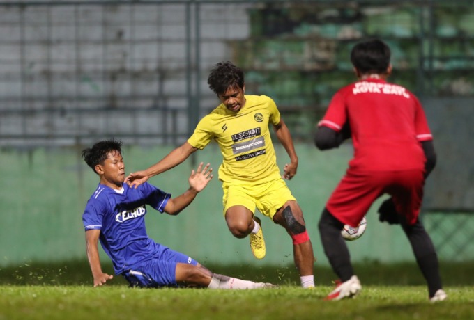 PANTANG MEREMEHKAN: Ilham Udin Armaiyn (tengah) ambil bagian dalam latihan bersama Tim Porprov Kota Batu, Selasa malam (4/4). Dia mewaspadai motivasi Tim Madura United. (Darmono / Radar Malang)