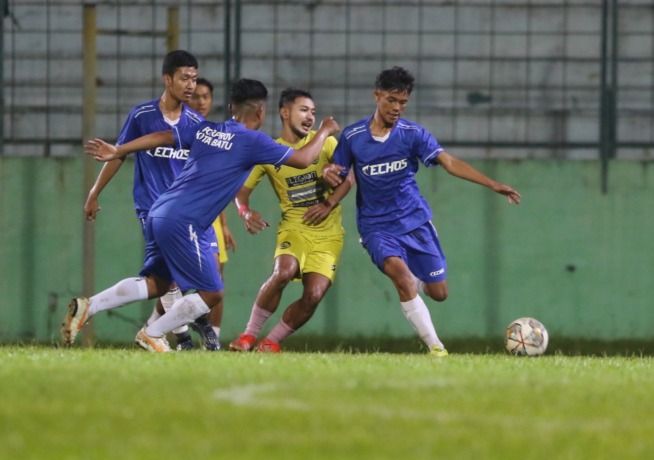 BERSUA KAWAN LAMA: Gian Zola (tengah) diapit dua penggawa Tim Porprov Kota Batu dalam agenda latihan bersama, beberapa waktu lalu. Tadi malam, Zola kembali bermain satu lapangan bersama Malik Risaldi, tandemnya di Persela Lamongan pada Liga 1 musim 2019.