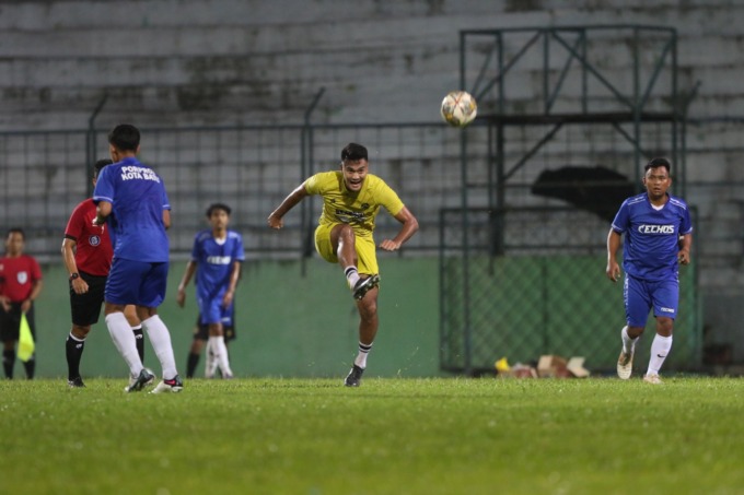 FOKUS PERSIAPKAN TIM: Muhammad Rafli melahap latihan finishing di Stadion Gajayana, Selasa lalu (4/4). Dia dan rekan-rekannya akan menghadapi Persebaya, 11 April nanti. (Darmono / Radar Malang)