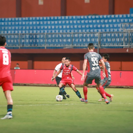 GANTI STRATEGI: Evan Dimas Darmono (kiri) dijaga dua penggawa Madura United, Jumat malam (7/4). Dia dan rekan-rekannya hanya punya waktu tiga hari untuk bersiap melawan Persebaya. (Media Officer Arema FC For Radar Malang)