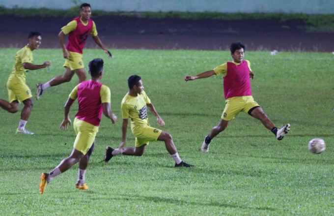 TETAP BERI SUPPORT: Evan Dimas Darmono (dua dari kanan) ambil bagian dalam sesi game internal di Stadion Gajayana, beberapa waktu lalu. Dia dipastikan absen di laga nanti malam. (Darmono / Radar Malang)