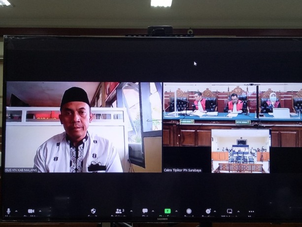 DINYATAKAN BERSALAH: Yon Permadian Tesna mengikuti sidang pembacaan amar putusan majelis hakim PN Tipikor Surabaya secara daring dari Lapas Lowokwaru. (BIYAN MUDZAKY HANINDITO/RADAR MALANG)