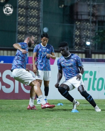 KURANG TAJAM: Abel Camara (kanan) ambil bagian dalam sesi latihan di Stadion PTIK, Jakarta, beberapa waktu lalu. Laga nanti malam bisa menjadi laga terakhirnya bersama Arema FC.  (Media Officer Arema FC For Radar Malang)