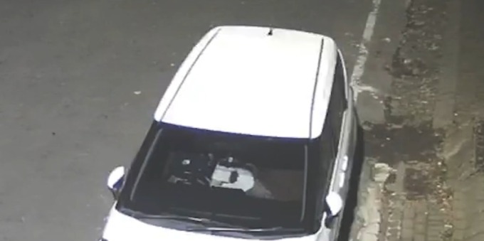 HAYO SIAPA: Rekaman CCTV yang menunjukkan sepasang muda mudi melakukan perbuatan mesum di dalam mobil Toyota Sienta pada pukul 00.51.