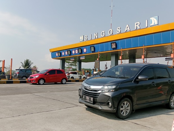 LANCAR: Pintu keluar tol Singosari terpantau sepi setelah beberapa saat sempat dialihkan ke exit tol Kecamatan Pakis, Senin (24/4). (ANDIKA/RADAR MALANG)