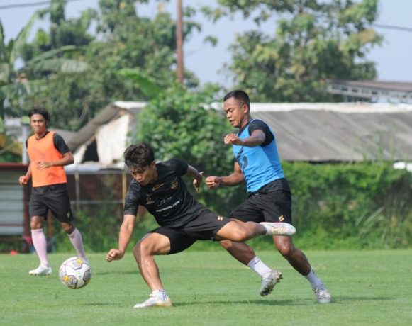 MASIH EVALUASI: Tito Hamzah (kiri) berebut bola dengan center back lokal Joko Susilo. Pemain lokal yang mendapat rapor bagus bakal dipertahankan Arema FC untuk musim depan. (Media Officer Arema FC For Radar Malang)