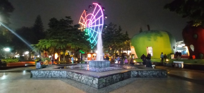 RAMAI: Alun-Alun Kota Batu semakin ramai di malam hari selama bulan Ramadan.
