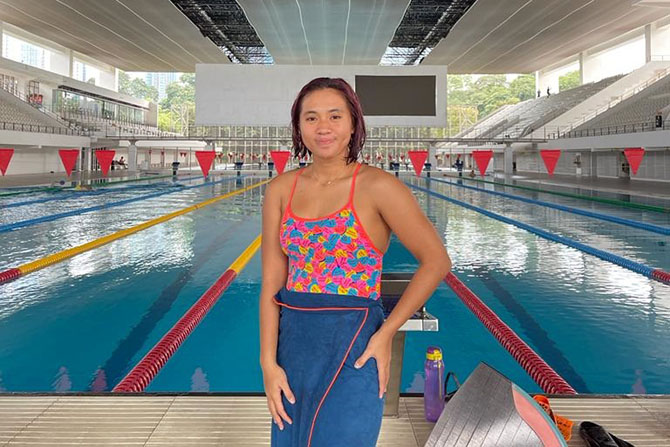 BERSEMANGAT: Andhini Muthia Maulidia usai berlatih di kolam renang Gelora Bung Karno (GBK) Jakarta kemarin (10/4). (Andhini for Radar Malang)