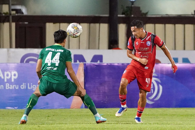 HARUS LEGAWA: Dendi Santoso (kanan) dikawal center back Persebaya Riswan Lauhin. Banyak peluang Arema FC yang terbuang di laga tadi malam.(Media Officer Arema FC For Radar Malang)