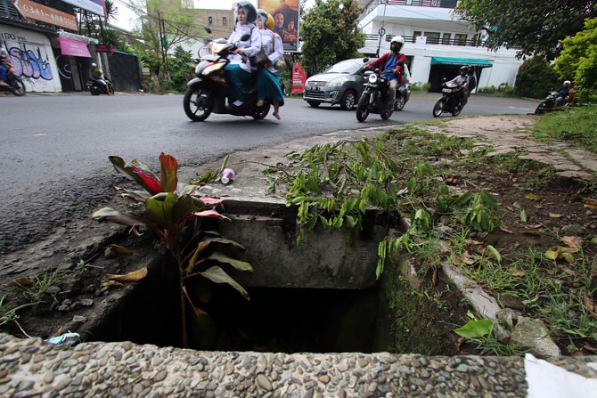 DICURI : Penutup saluran drainase di Jalan Bogor Terusan hilang berkali-kali. (Darmono/Radar Malang)