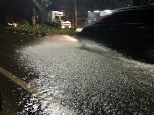 TERGENANG AIR: Mobil menerjang genangan air di Jalan Danau Toba, kemarin. (andika satria/radar malang)