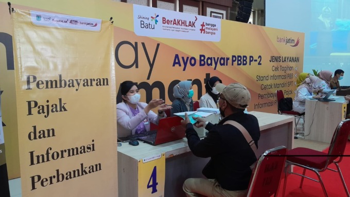 BAYAR PBB: Sejumlah ASN di lingkungan Pemkot Batu bergiliran membayar PBB di Balai Kota Among Tani, kemarin (4/4).
