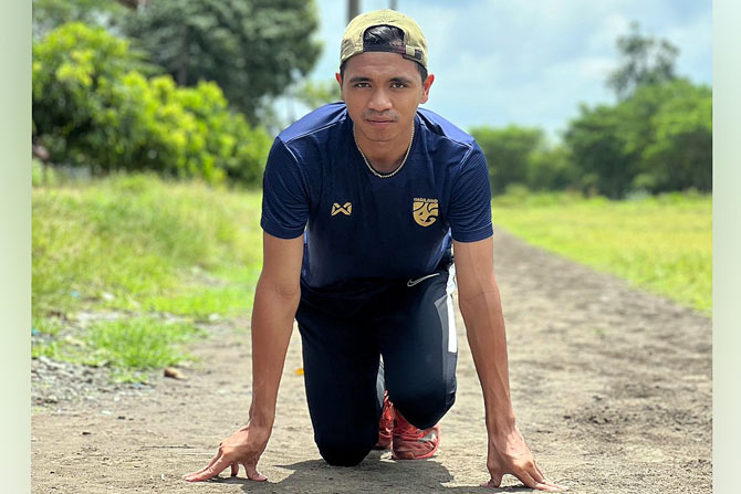KEJAR LIMIT WAKTU: Dewa Radika Syah berlatih di Kabupaten Lumajang kemarin (4/4).  Saat porsi latihan sangat berat, dia memutuskan untuk mengganti puasa di bulan lain.