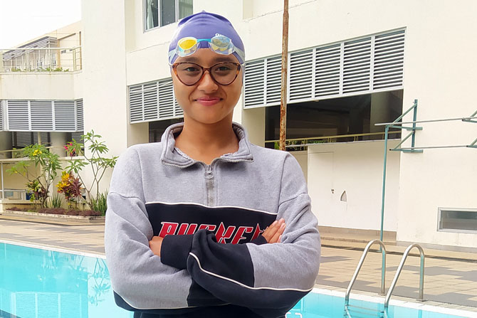 PANTANG BATALKAN PUASA: Izzy Dwifaiva Hefrisyanthi usai berlatih di Kolam Renang Universitas Ma Chung, Sabtu lalu (1/4).(Galih R Prasetyo / Radar Malang)