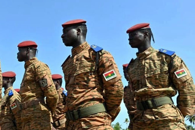 Pelatihan tahunan yang dilakukan oleh tentara Burkina Faso di Jacqueville, Pantai Gading (Issouf sanogo, AFP)