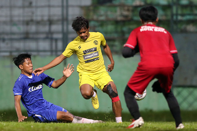 ADU TAJAM: Ilham Udin diharap menunjukkan ketajamannya di laga melawan Madura United, nanti malam. (Darmono/Radar Malang)
