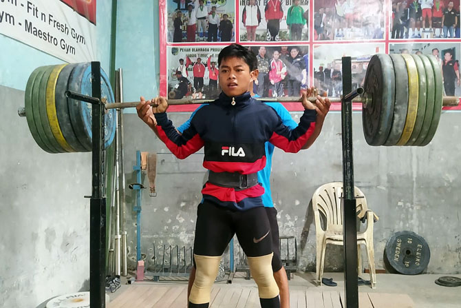 Atlet angkat besi PABSI Kota Malang sedang latihan, beberapa waktu lalu.
