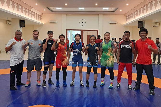 PERSIAPAN : Vara (tiga dari kanan) di pelatnas gulat jelang Sea Games 2023 Kamboja. (Vara for Radar Malang)