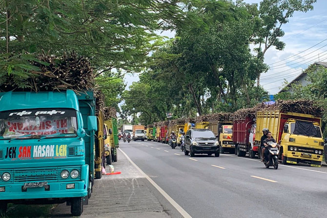 MUSIM GILING : Barisan truk antre masuk ke Pabrik Gula Kebonagung Pakisaji Kabupaten Malang. (Haikal/Radar Malang)
