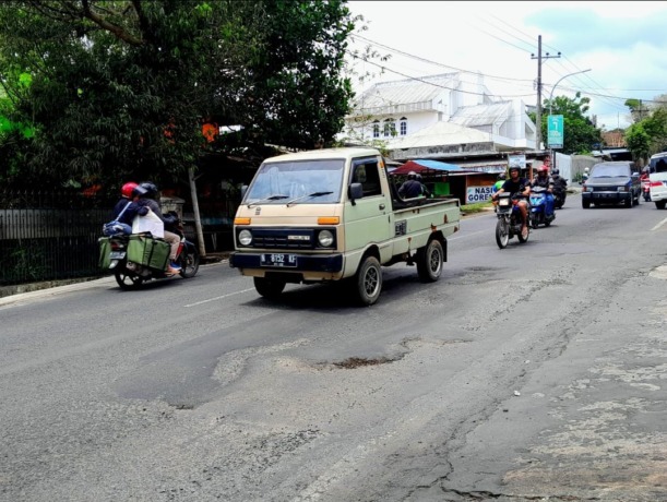 MEMBAHAYAKAN: Jalan bergelombang di Jalan Abdul Gani dikeluhkan para pengendara sepeda motor.