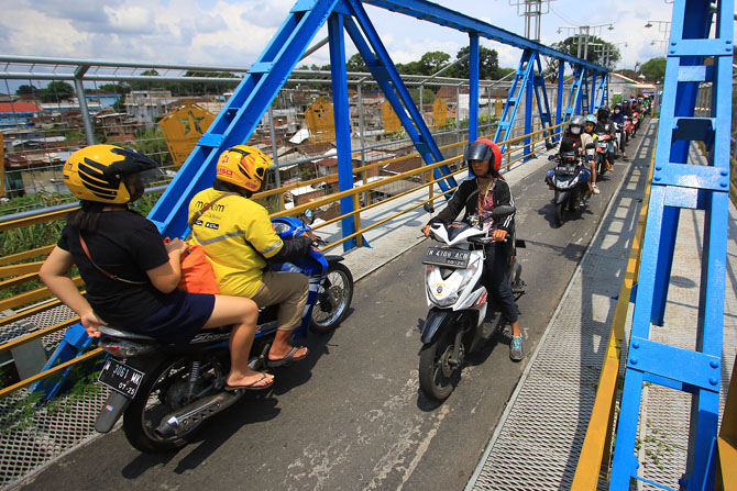 LEWAT : Kendaraan melintasi jembatan Pelor, Kota Malang. (Suharto/Radar Malang)