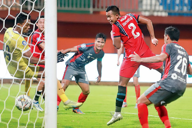 DIBUTUHKAN : Joko Susilo melepaskan tandukan di menit ke-55 yang berbuah gol penyeimbang. Gol demi gol harus dicetak agar tidak merosot di klasemen. (Media Officer Arema FC For Radar Malang)