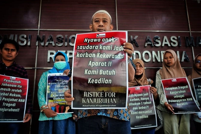 PROTES : Keluarga korban tragedi Kanjuruhan mendatangi kantor Komnas HAM. (LBH Pos Malang for Radar Malang)