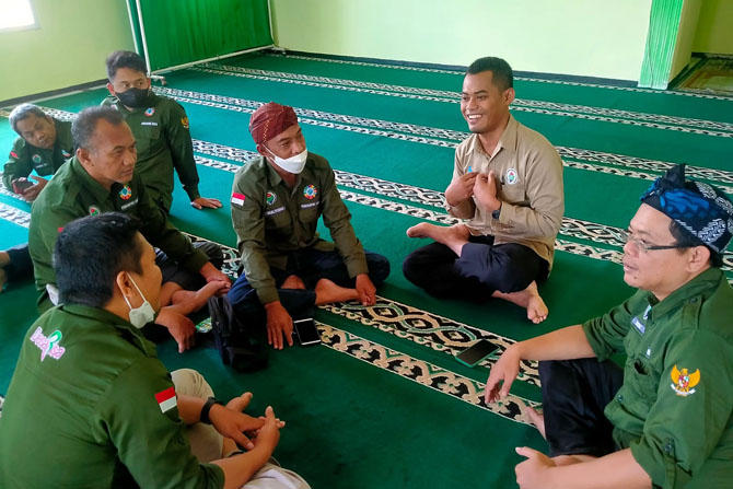 SOSIALISASI: M. Fachri (dua dari kanan) berinteraksi dengan para pendamping desa di kantor BPSDM Jatim di Malang, Jumat (14/4). (Istimewa)