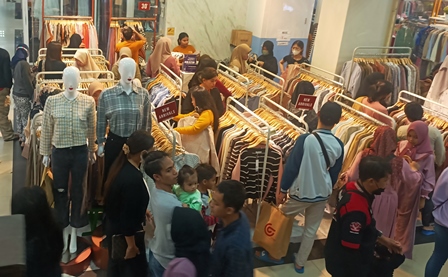 MULAI RAMAI: Stand pakaian di Malang Town Square (Matos) diperkirakan semakin ramai pada Minggu terakhir Ramadan. (Suharto/Radar Malang)