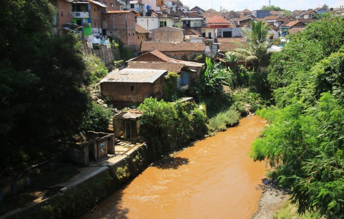 BERUBAH FUNGSI: Beberapa bangunan milik warga di Jalan Muharto, Kelurahan Kotalama dekat dengan Sungai Brantas, kemarin. Pemkot Malang mencatat ada 259 hektare lahan di sempadan sungai berubah tiap tahun. (suharto/radar malang)
