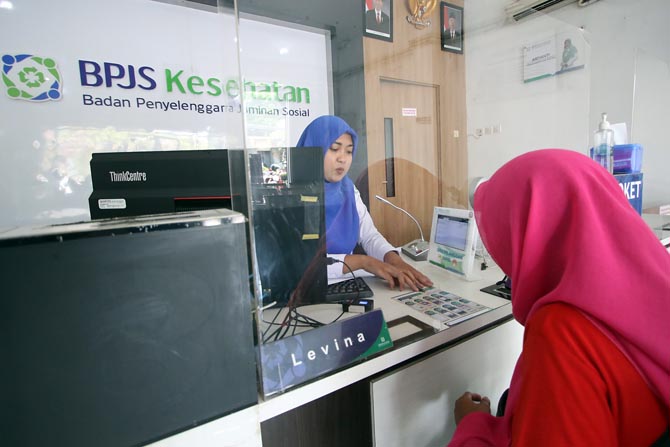 LAYANAN : Suasana pelayananan di kantor BPJS Kesehatan Malang. (Darmono/Radar Malang)