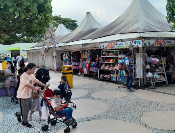 OLEH-OLEH: Salah satu kios penjual kaos oleh-oleh di Jatim Park 2.