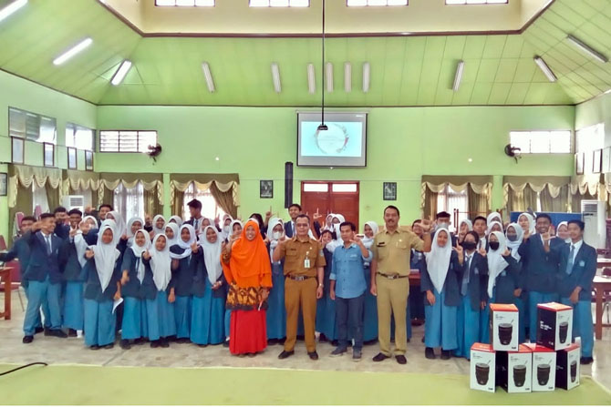 SINERGI : Kepala Sekolah  Drs Hariyanto MPd bersama Waka Kesiswaan Agus Setiyono SPd dan Pemateri dari Jawa Pos Radar Malang saat Diklat Jurnalistik di SMAN 2 Malang, kemarin (4/4).