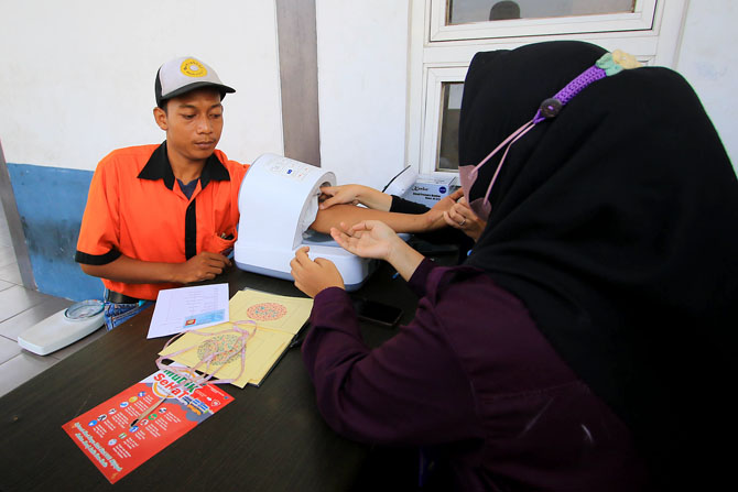 CEK : Sopir bus menjalani tes kesehatan di Terminal Arjosari Kota Malang. (Suharto/Radar Malang)