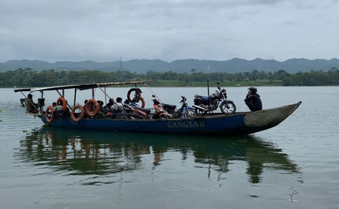 LEBIH CEPAT: Sejumlah penumpang beserta sepeda motornya menumpang perahu penyeberangan di Bendungan Karangkates. (Haikal/Radar Malang)
