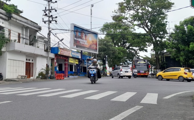 SERING MACET: Pertigaan Pendem terlihat lengang di hari biasa, tetapi sering mengalami kemacetan di saat hari libur.