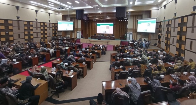BAHAS PERUSAHAAN DAERAH: Eksekutif dan legislatif menghadiri Rapat Paripurna di Gedung DPRD Kabupaten Malang.