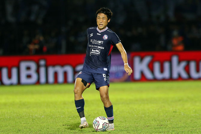 Determinasi Renshi Yamaguchi dkk cukup dibutuhkan Arema FC untuk meredam beberapa penggawa Persebaya. Seperti Sho Yamamoto dan Ze Valente. (Darmono/Radar Malang)