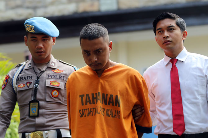 EMOSI: Tersangka David Humaidi Candra Kuncoro (tengah) diperlihatkan kepada awak media di halaman Polres Malang, kemarin.(Darmono / Radar Malang)