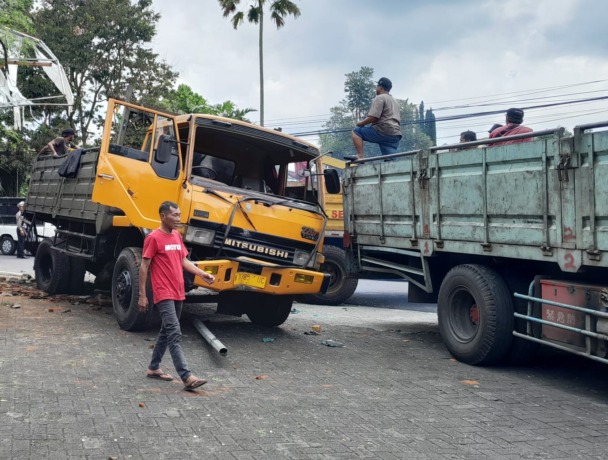RUSAK: Truk pengangkut besi rusak di bagian depans etelah menabrak tiang PJU, Senin (3/4)