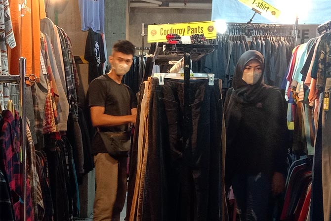 HASILKAN PAJAK: Pengunjung memilih pakaian di ajang Dalbo Fest, April lalu. Pajak penyelenggaraan kegiatan tersebut akan masuk pada setoran triwulan kedua.(Darmono/Radar Malang)