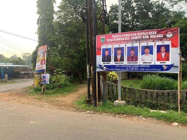 BANYAK KONTESTAN: Baliho berisi profil lima kandidat yang meramaikan Pilkades yang akan digelar di Desa Rembun, Kecamatan Dampit. (Haikal/Radar Malang)