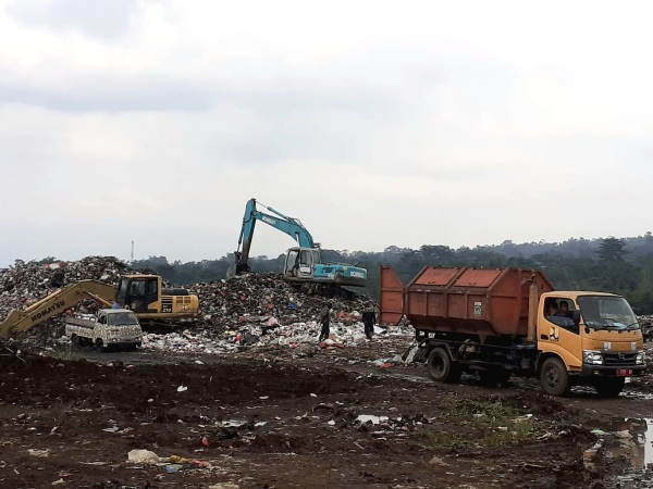 DIKIRA-KIRA: Alat berat dikerahkan untuk meratakan sampah yang baru datang di TPA Randuagung, Singosari. (INDAH MEI YUNITA/RADAR MALANG)