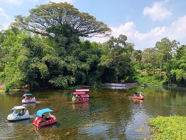SERU: Sejumlah pengunjung wisata air Sumber Gentong di Desa Tirtomoyo, Kecamatan Pakis menikmati suasana dengan menaiki perahu hias. INDAH MEI YUNITA/RADAR MALANG